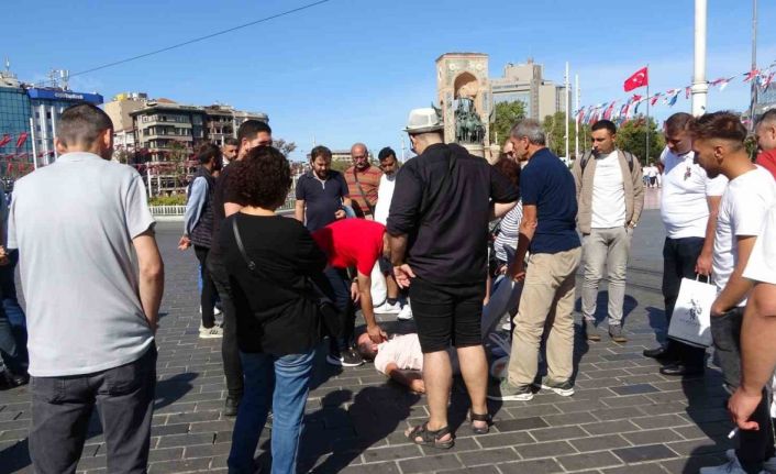 Taksim’de bayılan turistin yardımına çevredekiler yetişti