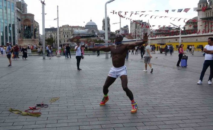 Taksim’de gösteri yapan Kamerunlu jimnastikçiye yoğun ilgi