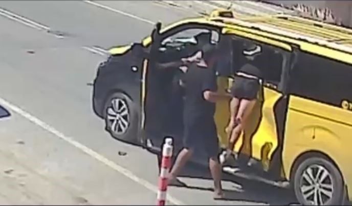 Taksiyle çarpışan motosiklet sürücüsü, fırlayarak girdiği camda asılı kaldı