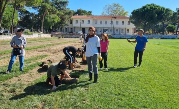 Tarım Meslek Lisesi öğrencileri tarlada üretiyor