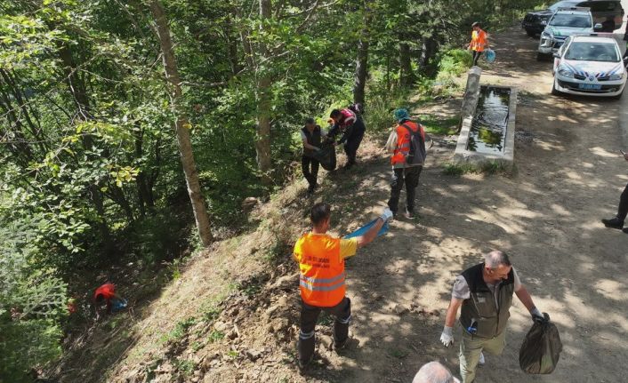 Tatilciler kirletti, gönüllüler temizledi: 90 poşet çöp çıktı