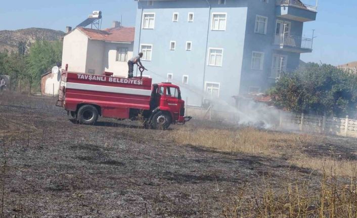 Tavşanlı’da ot yangını evlere ulaşmadan söndürüldü