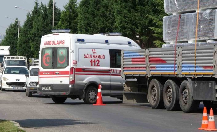 Tavşanlı’da otomobil ile güneş paneli yükle tır çarpıştı: 1 yaralı