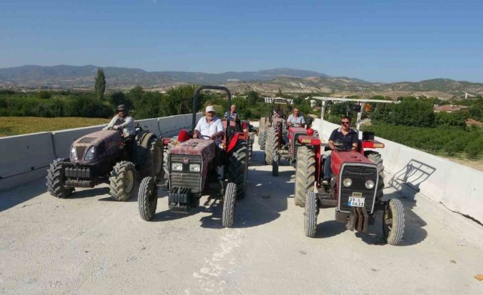 Tehlikeli geçidi kullanmak istemeyen üreticiler, yolu kapatarak tepki gösterdi