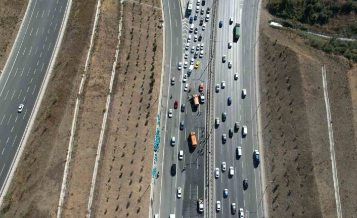 TEM Otoyolu’nda kaza yapan kamyondan düşen cam damacanalar trafiği kilitledi