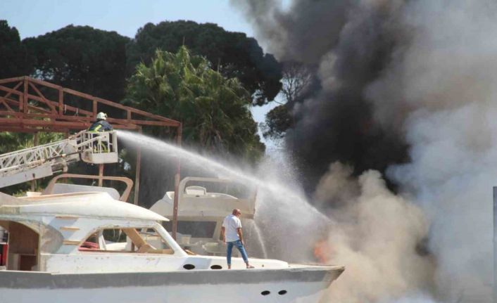 Tersanedeki tekneler alev alev yandı, ormana sıçrayan yangın söndürüldü