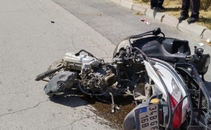 Ticari taksinin çarptığı motosiklet sürücüsü ağır yaralandı