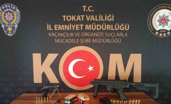 Tokat’ta aracın içinden uzun namlulu silah çıktı