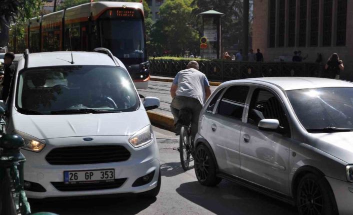 Trafiğin ters yönünden giderek canını tehlikeye attı