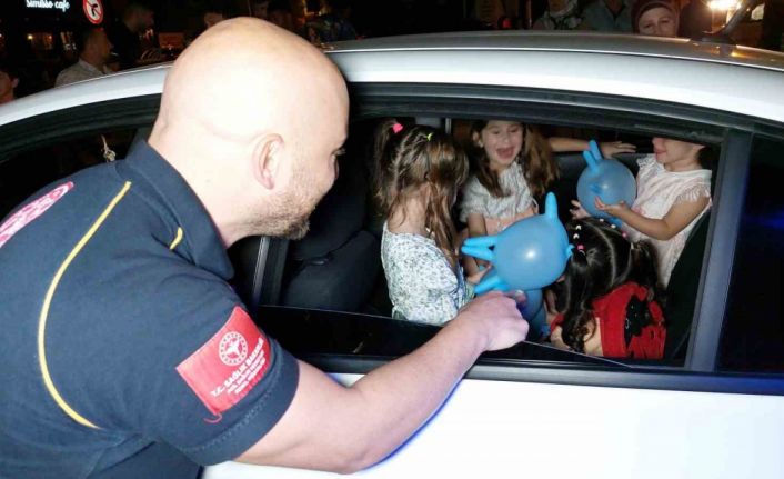 Trafik kazasından korkan çocukların yüzünü ambulans şoförü güldürdü