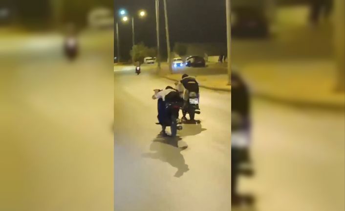 Trafik magandalarının tehlikeli motosiklet yolcuğu kamerada