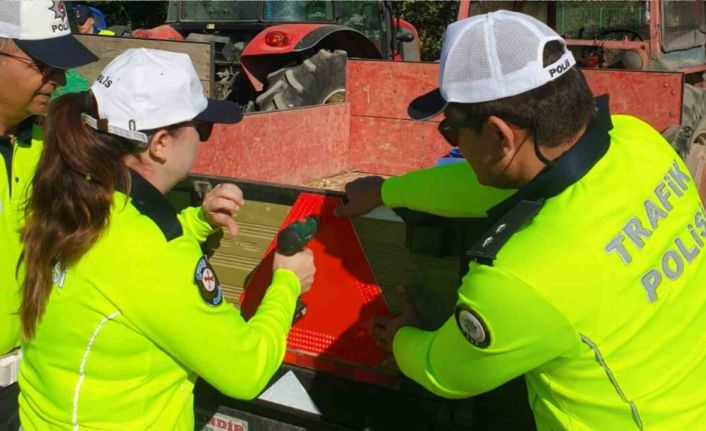 Traktör kazalarını önlemek için reflektör dağıtıldı