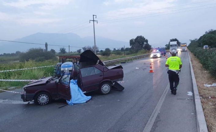 Traktör römorkuna çarpan araç hurdaya döndü: 1 ölü