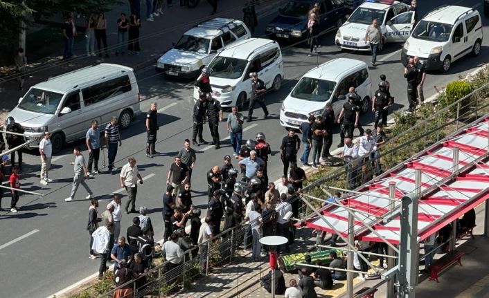 Tramvay kazasında ölen gencin ailesinden tabutlu tepki