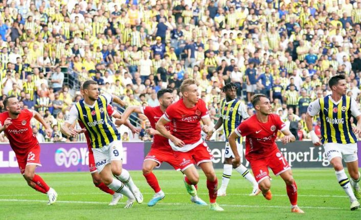 Trendyol Süper Lig: Fenerbahçe: 1 - Antalyaspor: 1 (İlk yarı)