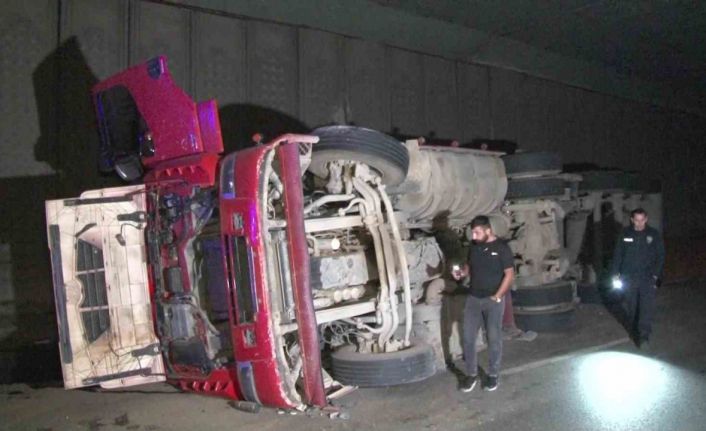 Tuzla’da alkollü sürücünün kullandığı hafriyat kamyonu devrildi: 1 yaralı