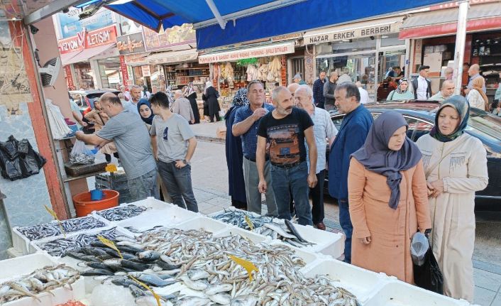 Ucuzlayan balık kapış kapış satıldı