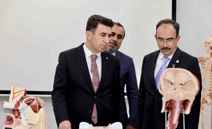 Üniversite için yapılan projeler yakından takip edildi