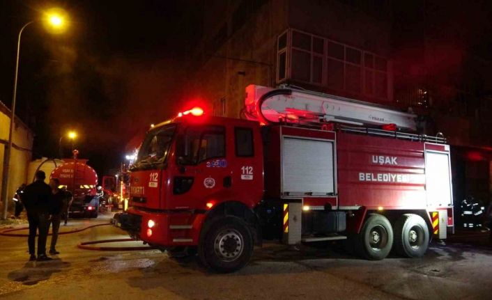 Uşak’ta tekstil fabrikasında çıkan yangın söndürüldü