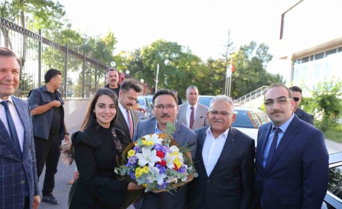 Vali Çiçek, Aile ve Sosyal Hizmetler İl Müdürlüğünü ziyaret etti