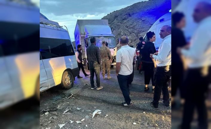 Van’da minibüs ile kamyon çarpıştı: 1 ölü, 7 yaralı