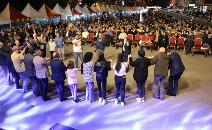 Vatandaş hizmet bekliyor, başkan konser organize ediyor