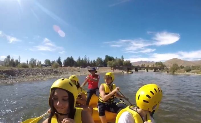 Yabancı uyruklu öğrenciler Çoruh’ta rafting yaptı