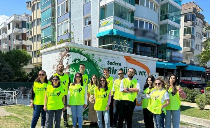 ’Yeşil İz Gönüllüleri’nden çevre farkındalığı: Trafo boyadılar, sahili temizlediler