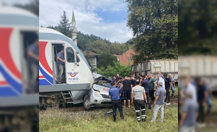 Yolcu treni hemzemin geçitte araçla çarpıştı: 1 yaralı