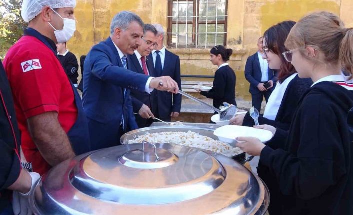 Yozgat Valisi Özkan’dan öğrencilere pilav ikramı