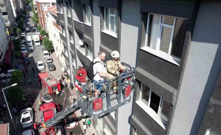 Zeytinburnu’nda deri mağazasının deposunda çıkan yangın korkuttu