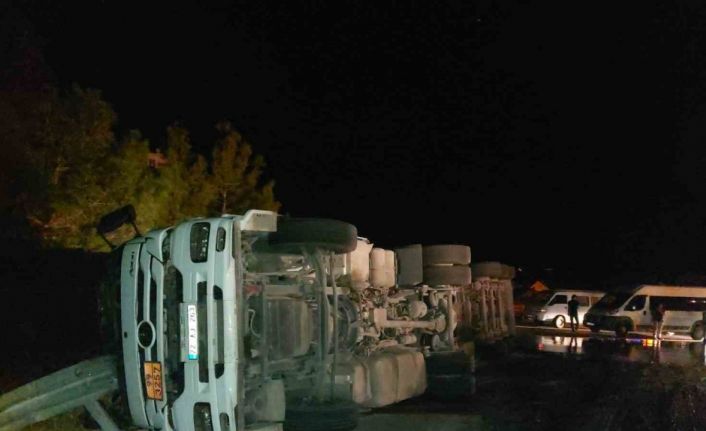 Zift dolu tanker devrildi, yol ulaşıma kapandı