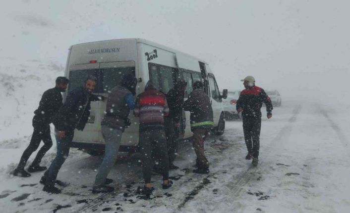 3 bin rakımlı Karabet Geçidi’nde tipinin ardından güneş açtı