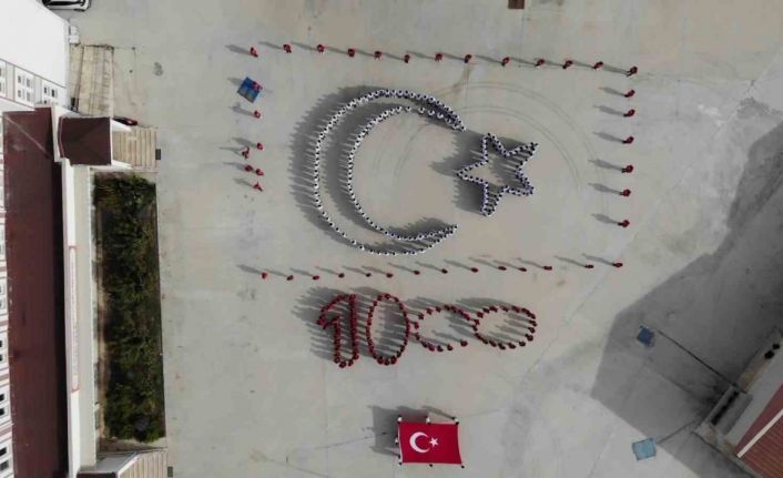 Amasya’da öğrenciler ‘100. yıl’ ve ‘ay-yıldız’ koreografisi oluşturdu