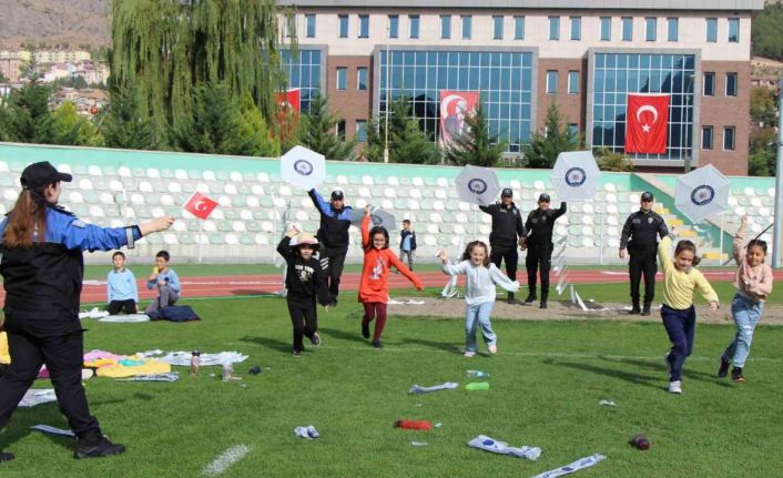 Amasya’da polisler Cumhuriyet’in 100. yılında 100 çocukla uçurtma uçurdu