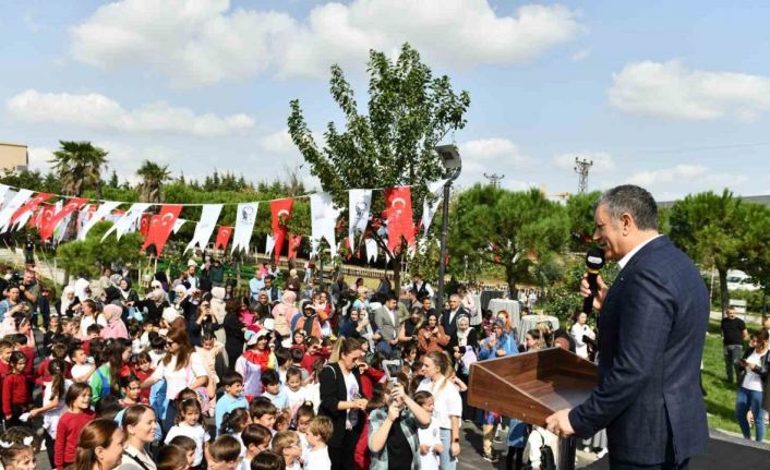 Anaokulu öğrencileri ürettikleri anahtarlıkları satıp sokak hayvanlarına mama aldı