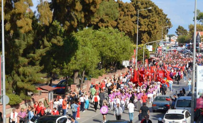 Ayvalık halkı Cumhuriyetin 100. yıldönümü için coşkuyla yürüdü