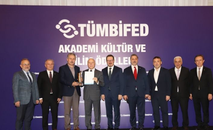 Başkan Sekmen “Yılın Yöneticisi” ödülünü aldı