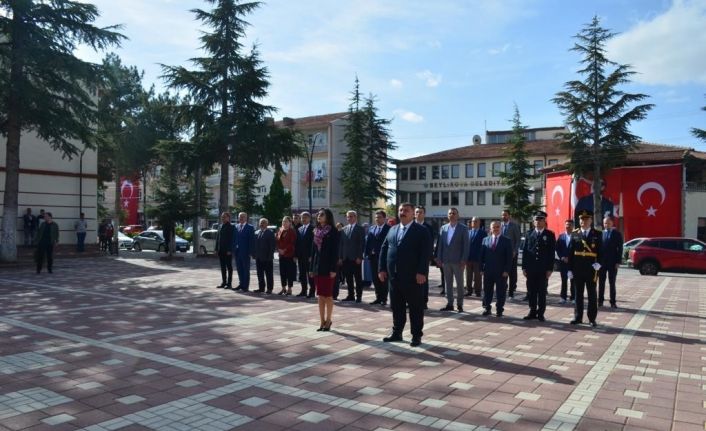 Beylikova Kaymakamı ve Başkan Özkan Alp Atatürk büstüne çelenk sundular