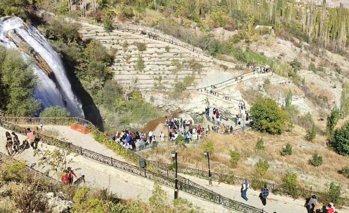 Bin kişilik öğrenci kafilesi Uzundere’yi gezdi