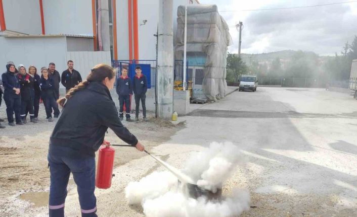 Bozüyük Belediyesi İtfaiyesi’nden fabrika personeline yangın eğitimi