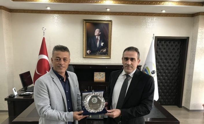 Burhaniye’de Kaymakam emekli komutana plaket verdi