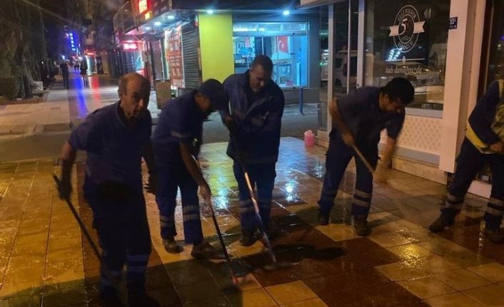 Büyükşehir’in temizlik çalışmaları gece gündüz devam ediyor