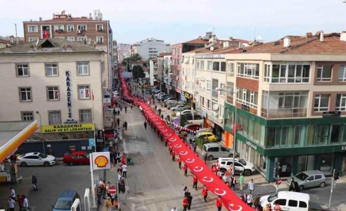 Cumhuriyetin 100. yılında 1919 metrelik dev bayrak yürüyüşü