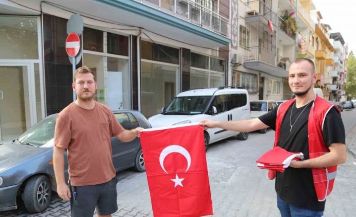 Efeler Belediyesi’nden vatandaşlara Türk Bayrağı hediyesi