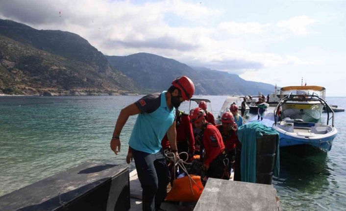 Fethiye’de kayalıklara düşen İngiliz paraşüt pilotu öldü