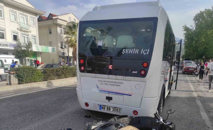 Fethiye’de minibüse çarpan motosiklet sürücüsü hayatını kaybetti