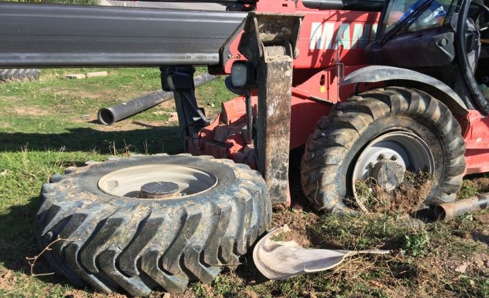 Freni boşalan iş makinası takla attı: 1 yaralı