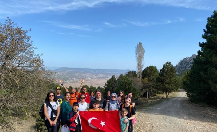 Gölpazarı’nda öğretmen ve öğrencilerinin katılımı ile doğa yürüyüşü gerçekleştirildi