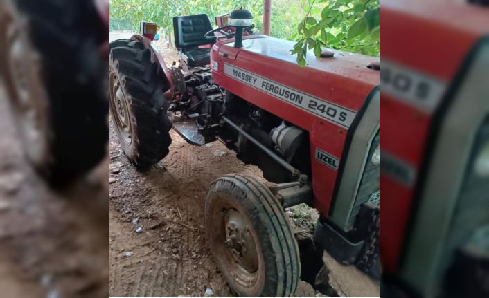 Hareket eden traktörü durdurmak isterken altında kaldı